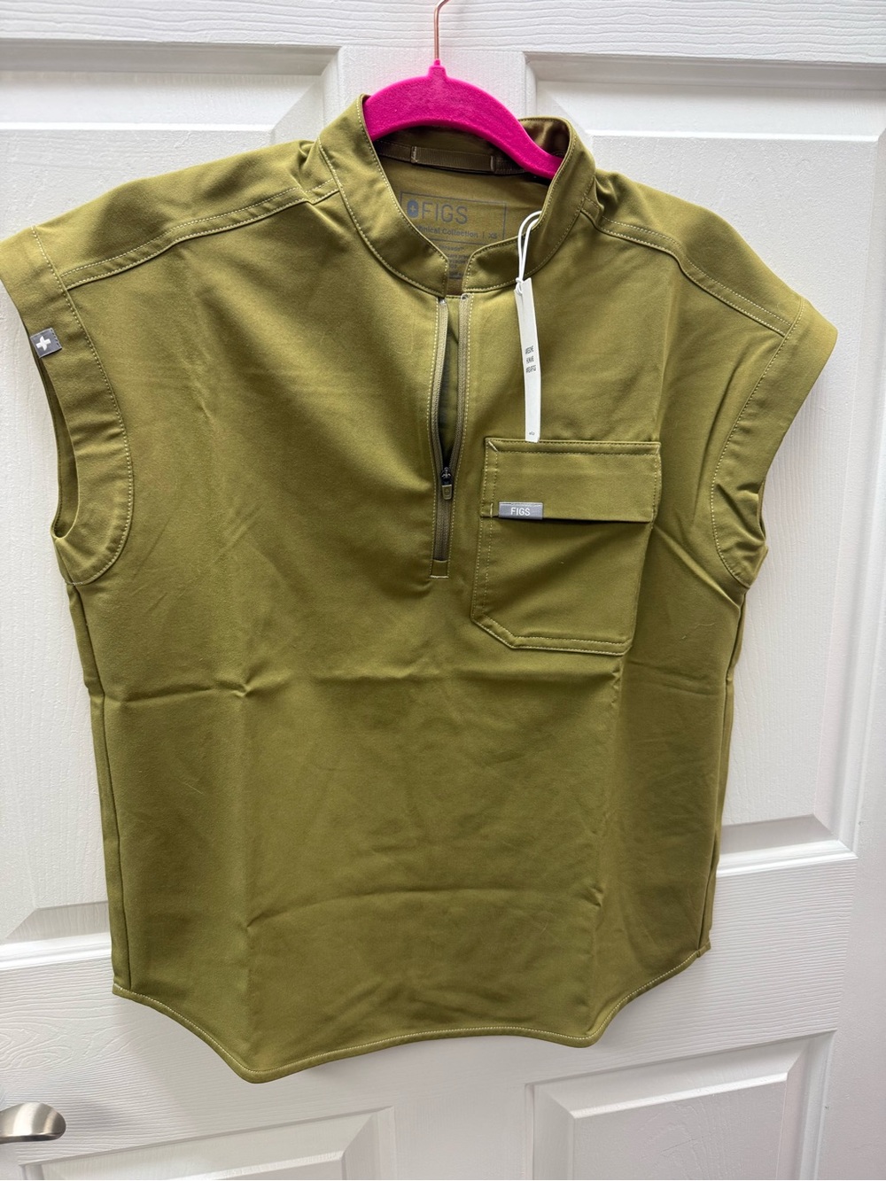 FIGS W_SLIM MARY ZIP FRONT CARGO SCRUB TOP XS NWT in bag Martini Olive